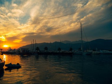 Denizde günbatımında yat. Backgro bir yatta silüeti