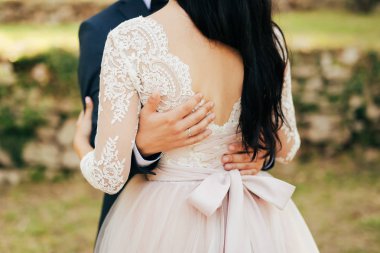 Damat gelini ormandaki kucaklar. Montenegr düğün