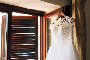 Gelinler asmak üzerinde korniş elbise.