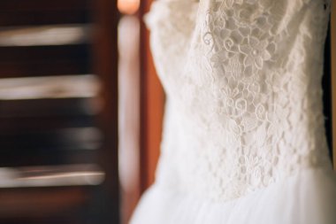 Gelinler asmak üzerinde korniş elbise.