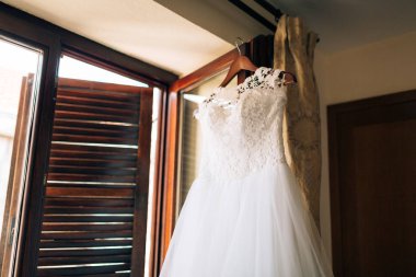 Gelinler asmak üzerinde korniş elbise.