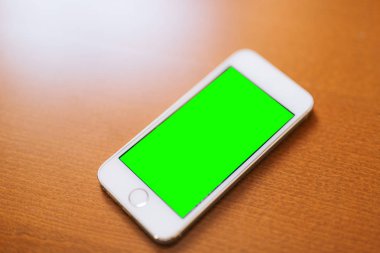 Beyaz telefon yeşil ekran.