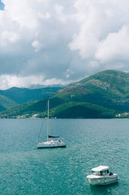 Yatlar, tekneler, gemiler Kotor Körfezi