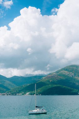 Yatlar, tekneler, gemiler Kotor Körfezi