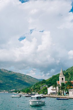 Gemi ve tekneler Kotor Körfezi