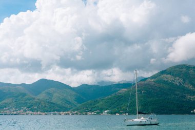 Yatlar, tekneler, gemiler Kotor Körfezi