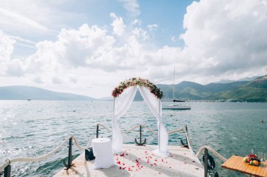 Karadağ'daki sahilde düğün Arch. Panoramik