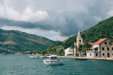 Gemi ve tekneler Kotor Körfezi