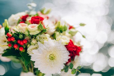 Gül ve Kasımpatı bir arka plan textu üzerinde gelin buketi