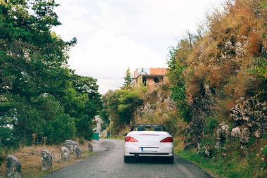 Karadağ'daki beyaz Cabrio cabriolet. Mo araba ile bir gezi