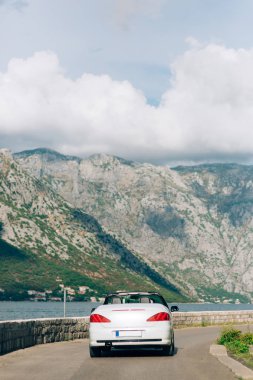 Karadağ'daki beyaz Cabrio cabriolet. Mo araba ile bir gezi