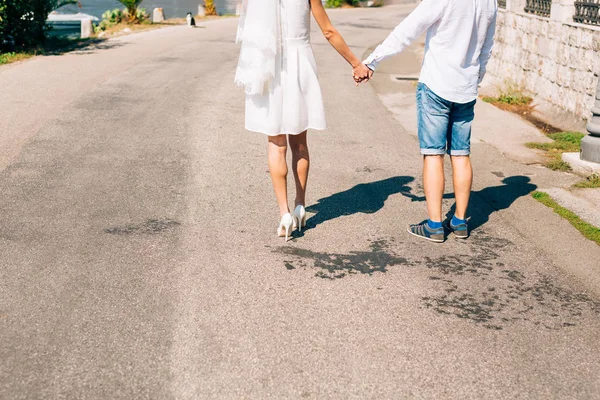 Los recién casados se toman de la mano. Pareja cogida de la mano. Boda en Monte —  Fotos de Stock