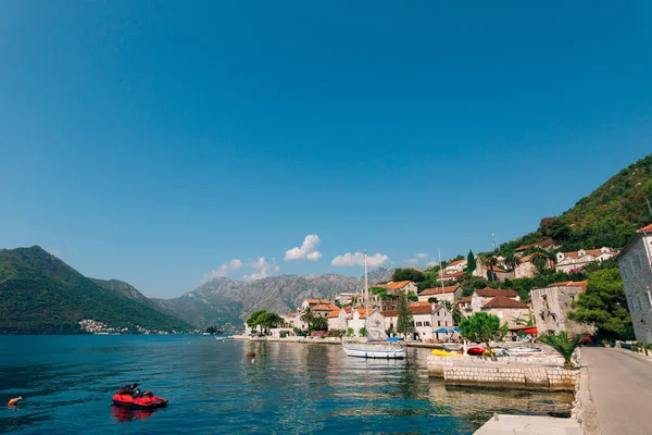 La città vecchia di Perast sulla riva della baia di Kotor, Montenegro. Th — Foto Stock