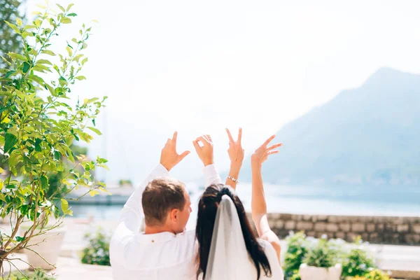 The newlyweds show the inscription Love — Stock Photo, Image