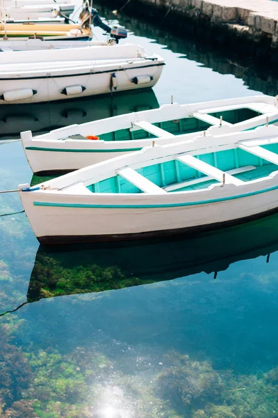 Barcos de madeira na água. Na Baía de Kotor, no Montenegro. Mãe... — Fotografia de Stock