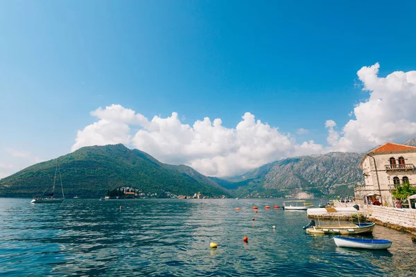 L'isola di Gospa od Skrpjela, Kotor Bay, Montenegro . — Foto Stock