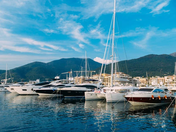 Jacht Porto Montenegro. Elitarnej dzielnicy miasta Tivat — Zdjęcie stockowe
