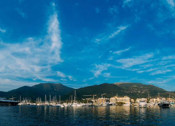 游艇波尔图黑山。精英领域的蒂瓦特 — 图库照片