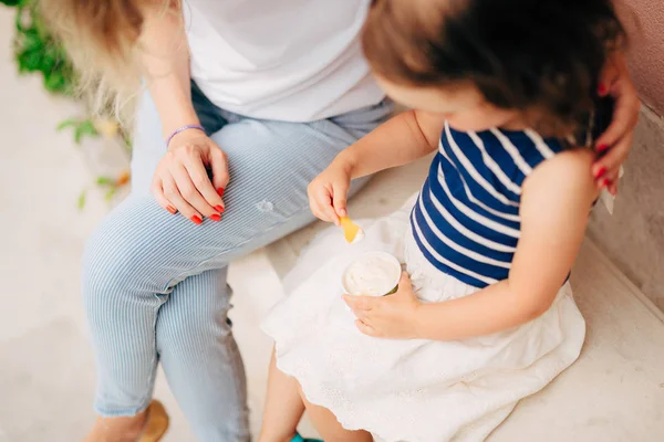Mom and daughter are eating ice cream — Stock Photo, Image