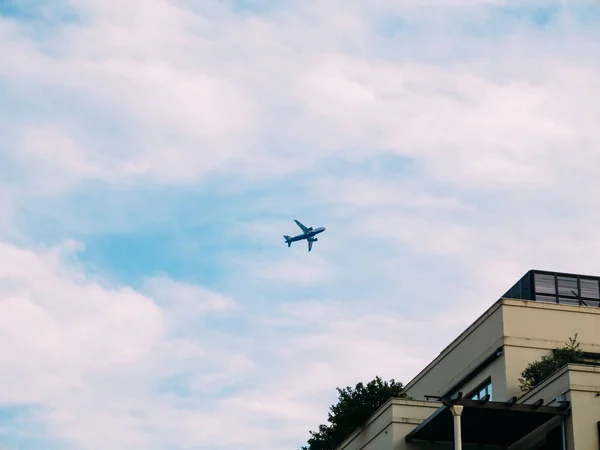 Plane in the sky — Stock Photo, Image