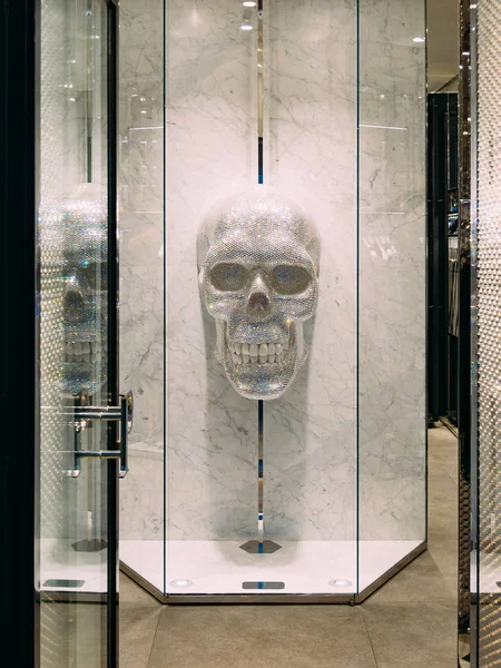 Menschlicher Schädel aus Kristallen. Elemente der Dekoration in der Kleidung — Stockfoto