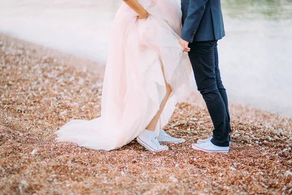 Recém-casados na praia. Pernas close-up — Fotografia de Stock