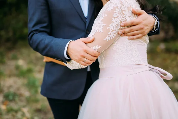 O noivo abraça a noiva na floresta. Casamento em Montenegr — Fotografia de Stock