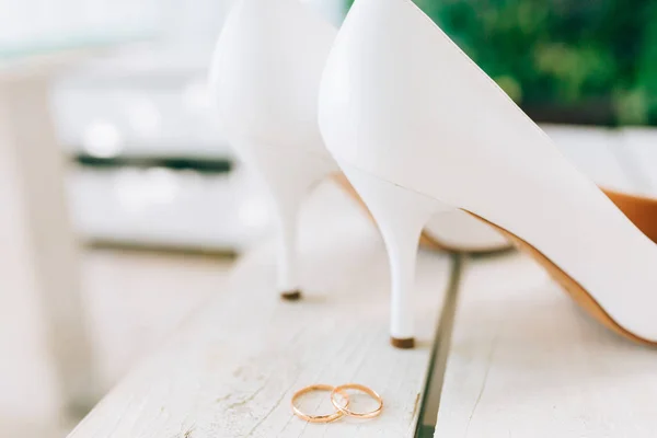 Δαχτυλίδια γάμου και γαμήλια παπούτσια νύφη — Φωτογραφία Αρχείου