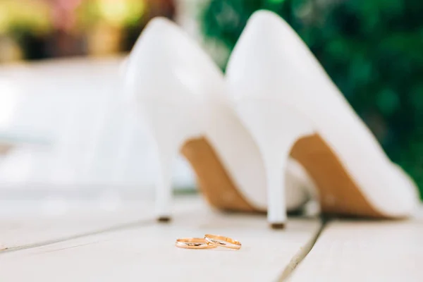 Anillos de boda y zapatos de boda novia —  Fotos de Stock