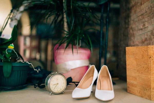 Zapatos de novia blancos en la ventana —  Fotos de Stock