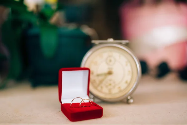 Anillos de boda en una caja roja para anillos —  Fotos de Stock