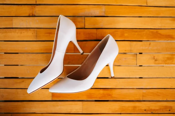 Boda zapatos de novia en una madera —  Fotos de Stock
