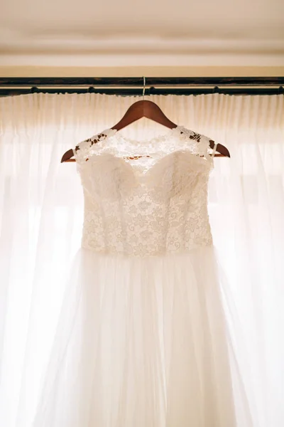 Das Kleid der Braut hängt am Gesims — Stockfoto