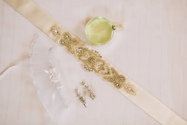 Garter pengantin wanita dengan kristal. Dekorasi pernikahan dari br — Stok Foto