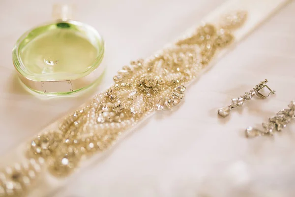 Garter pengantin wanita dengan kristal. Dekorasi pernikahan dari br — Stok Foto
