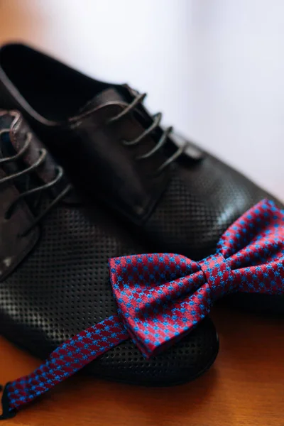Zapatos para hombre y pajarita. Accesorios de boda — Foto de Stock