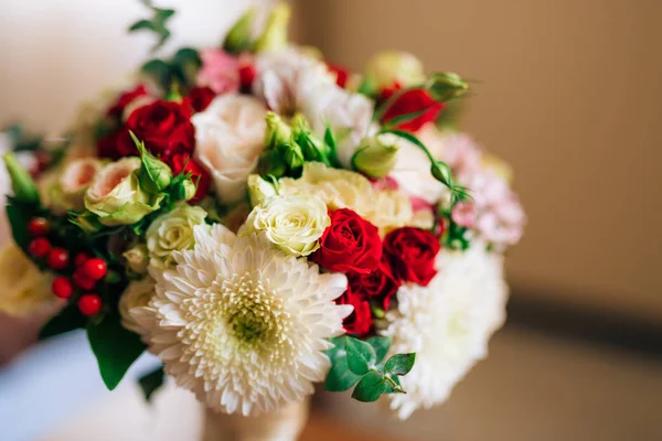 Buquê de casamento nupcial de rosas, crisântemos, Eucalyptus Baby — Fotografia de Stock