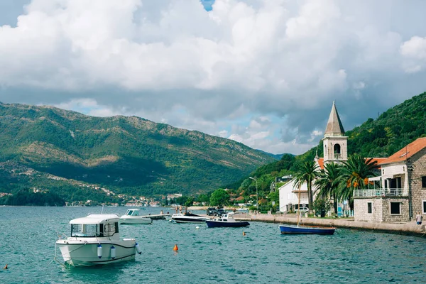 Schiffe und Boote in der Bucht von kotor — Stockfoto