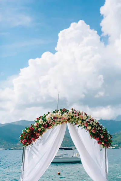 黑山在沙滩上的婚礼拱。全景 — 图库照片