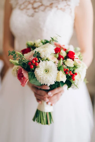 Весілля весільний букет з троянд, хризантеми, евкаліпт дитини — стокове фото
