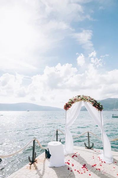 Bröllop Arch på stranden i Montenegro. Panoramautsikt över den — Stockfoto