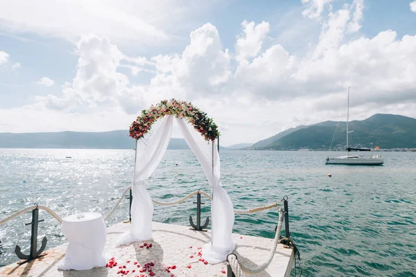 Αψίδα γάμου στην παραλία του Μαυροβουνίου. Πανοραμική θέα της — Φωτογραφία Αρχείου