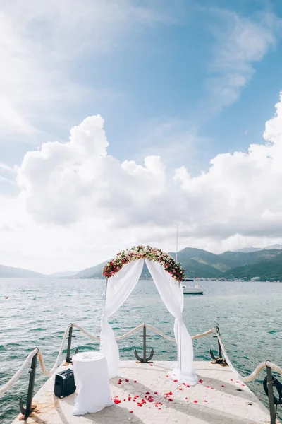 Hochzeitsbogen am Strand in Montenegro. Panoramablick auf die — Stockfoto