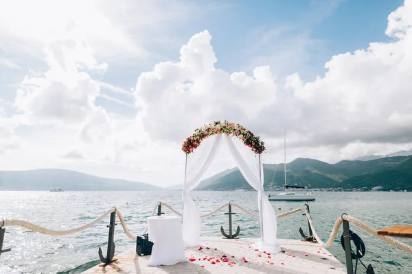 Wedding Arch on the beach in Montenegro. Panoramic views of the — Stock Photo, Image