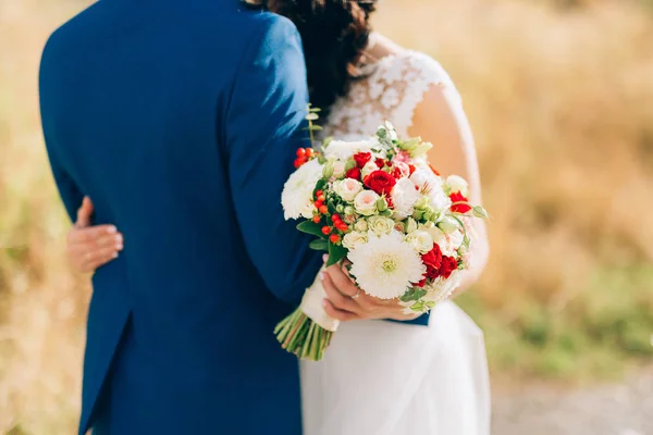 De bruid is knuffelen de bruidegom — Stockfoto