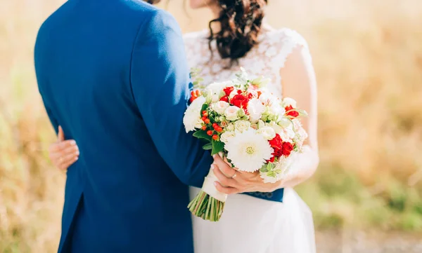 La sposa sta abbracciando lo sposo — Foto Stock