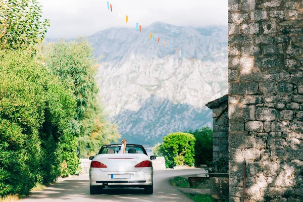 Cabriolet convertible blanco en Montenegro. Un viaje en coche en Mo — Foto de Stock