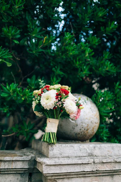 Pernikahan buket bunga mawar, bunga krisan, Eucalyptus Baby — Stok Foto