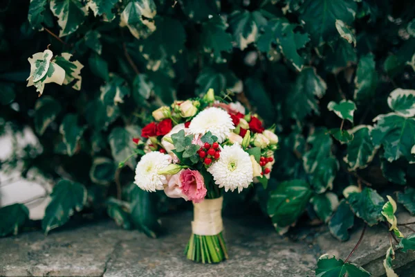 Mariage bouquet de roses, chrysanthèmes, Eucalyptus bébé — Photo