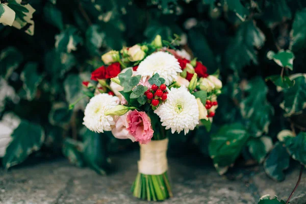 Mariage bouquet de roses, chrysanthèmes, Eucalyptus bébé — Photo